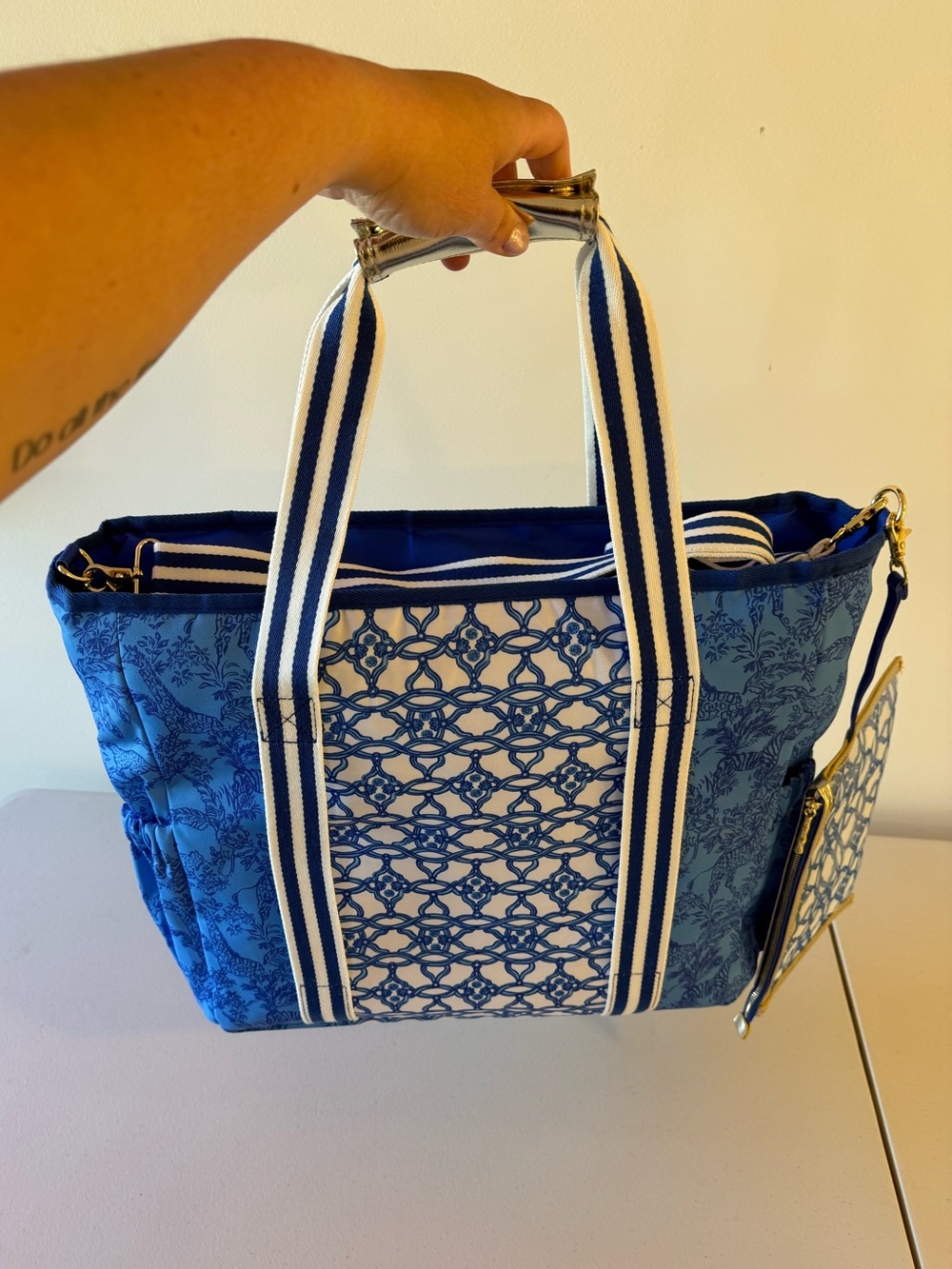 Lilly Pulitzer Cooler Bag with Mesh Pouch + RTIC Can Cooler - *BOTH NWT!* - Picture 4 of 16